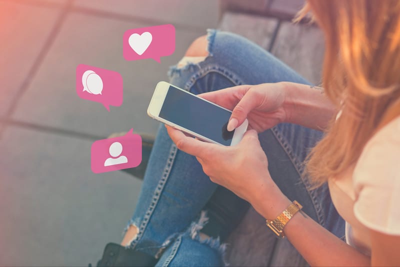 social-media-influencer-on-phone social-media-influencer-on-phone